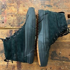 VANS Sk8-Hi Del Pato MTE Black Cold Weather High Tops EUC Suede